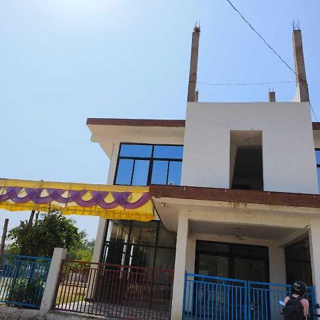 Oyo 81347 Amantran Hotel And Restaurant Kanpur Exterior foto